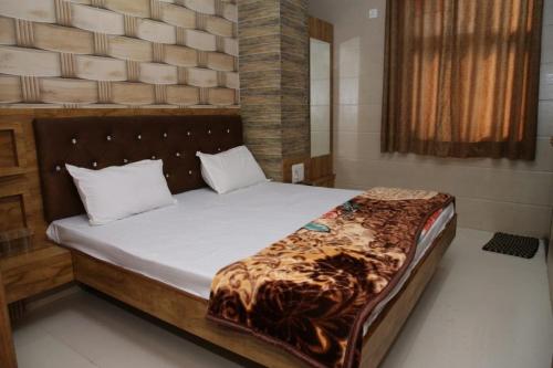 a large bed in a room with at Hotel Al Sharif Manzil 90 Mtrs from Dargah in Ajmer