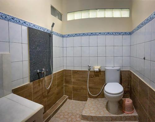 Kajeng Bungalow في أوبود: حمام مع مرحاض ودش وحوض استحمام
