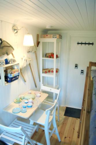a small dining room with a table and chairs at Schwedentraum Varpstugan in Kisa