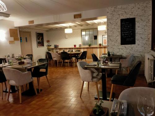 une salle à manger avec des tables et des chaises dans un restaurant dans l'établissement Au Lion d'or, à Saint-Pol-sur-Ternoise