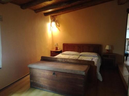 1 dormitorio con cama de madera y tronco de madera en House Roko en Žminj