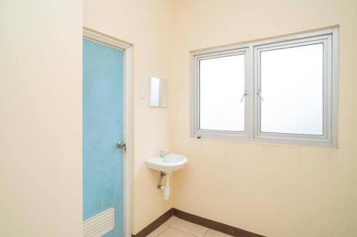 Ванная комната в RedDoorz near Stasiun Tangerang