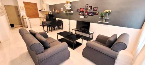 MAYA SeaView Families Suite Apartment + Sky Pool في كواه: غرفة معيشة مع كنبتين ومدفأة