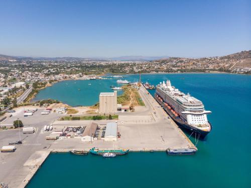 een groot cruiseschip is aangemeerd in een haven bij Nidus 101 in Souda