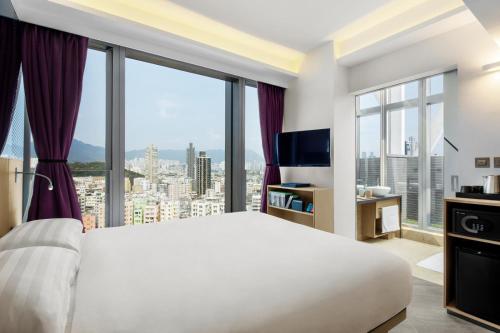 Una cama o camas en una habitación de Starphire Hotel