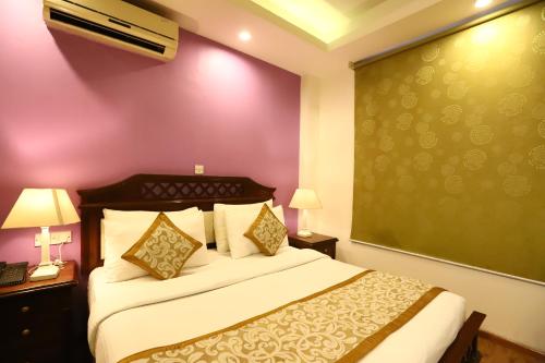 A bed or beds in a room at Hotel Ambica Palace AIIMS New Delhi - Couple Friendly Local ID Accepted