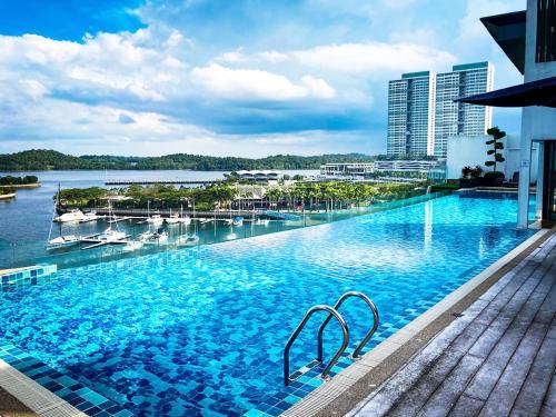 una gran piscina con barcos en el agua en Trinidad Suites Johor, Trademark Collection by Wyndham, en Nusajaya