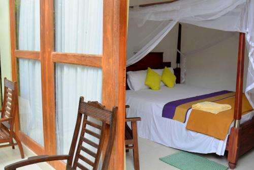een slaapkamer met een stapelbed en een stoel bij Hotel Bundala Park View in Hambantota