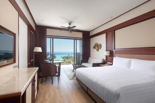 Postel nebo postele na pokoji v ubytování Shangri-La Sanya
