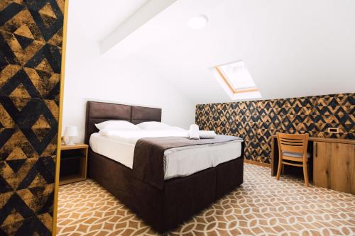 Un pat sau paturi într-o cameră la Hotel Livnica