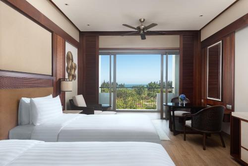 Postel nebo postele na pokoji v ubytování Shangri-La Sanya