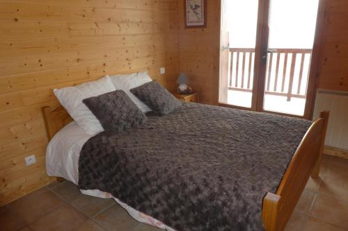 Ein Bett oder Betten in einem Zimmer der Unterkunft Boost Your Immo Chalet Crocus Réallon Chalcrocus