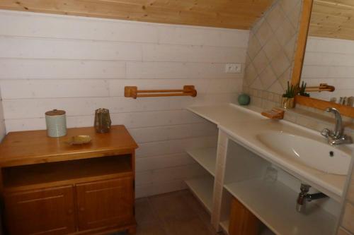 Ein Badezimmer in der Unterkunft Boost Your Immo Chalet Crocus Réallon Chalcrocus