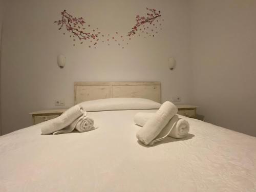 1 dormitorio con 1 cama con toallas en Rural Tarifa Villa María, en Tarifa