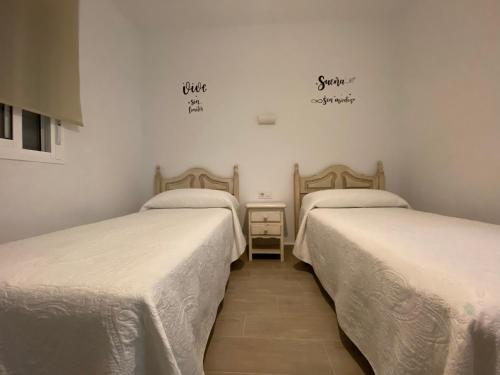 dos camas sentadas una al lado de la otra en una habitación en Rural Tarifa Villa María, en Tarifa