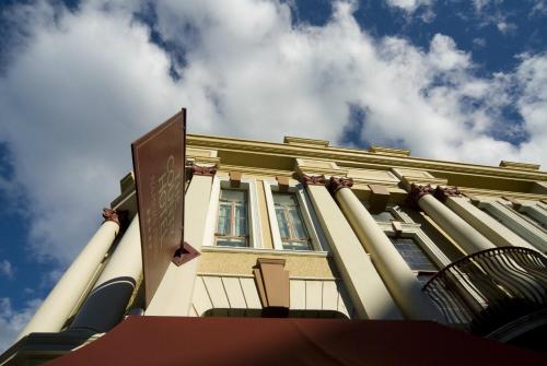 un edificio con una señal delante de él en The County Hotel en Napier