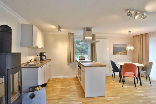 a kitchen and dining room with a table and chairs at Naturidyll Mariendorf - Ferienwohnung Hagensche Wiek in Mariendorf
