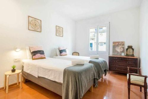 1 dormitorio con 1 cama grande y vestidor en New top floor apt with a lot of light y aircon, en Girona