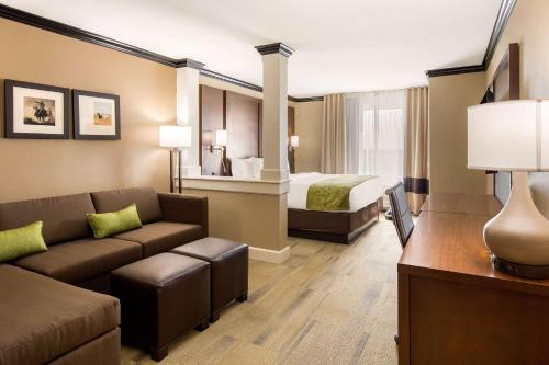 Comfort Suites tesisinde bir oturma alanı