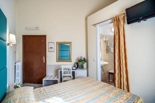 a bedroom with a bed and a bathroom at Hotel Labelle in Rome
