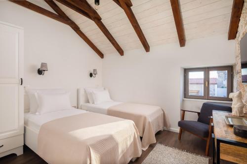 A bed or beds in a room at Casa di Pietra