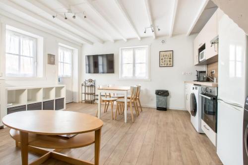 una cucina e una sala da pranzo con tavolo e sala da pranzo di Maison Alice /Maison avec vue sur les champs a Comines