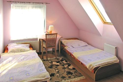 מיטה או מיטות בחדר ב-Holiday flat, Bogdany