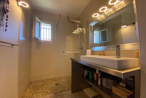 Ett badrum på Villa Occitania