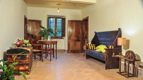 a living room with a blue couch and a table at Residenza il palazzo dal 1894 in Pugliano