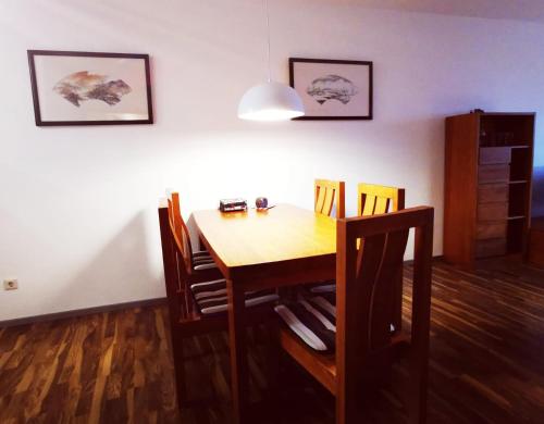 Un comedor con mesa y sillas de madera. en Ruhige 3 Zimmer EG Wohnung nähe VW, Klinikum, im Zentrum, en Wolfsburg