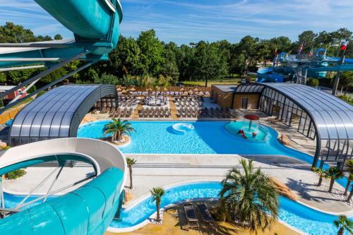 an image of a water park with a slide at CAMPING LA PINEDE in Les Mathes