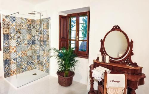 a bathroom with a mirror and a plant at Residenza il palazzo dal 1894 in Pugliano