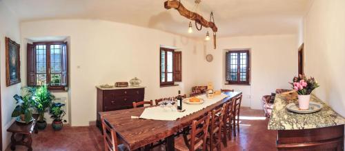 a large dining room with a table and chairs at Residenza il palazzo dal 1894 in Pugliano