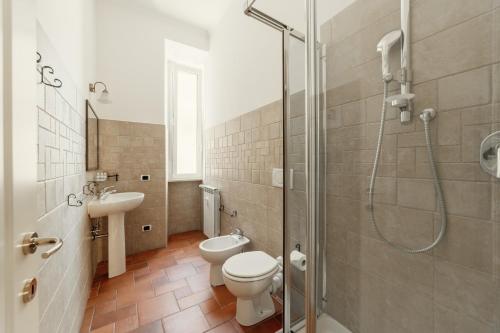 a bathroom with a shower and a toilet and a sink at B&B Domus Quiritum in Rome