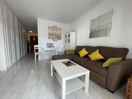 un soggiorno con divano e tavolo di Apartaments Royale Los Cristianos ad Arona
