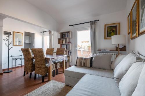een woonkamer met een bank en een tafel en stoelen bij Santa Caterina Apartment by Wonderful Italy in Bologna