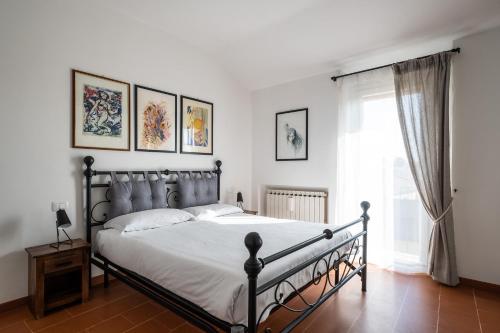 een slaapkamer met een groot bed en een raam bij Santa Caterina Apartment by Wonderful Italy in Bologna