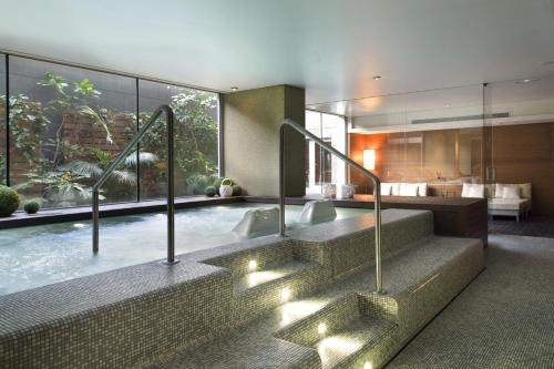 une salle de bains avec un bain à remous dans une maison dans l'établissement Hotel SB Diagonal Zero 4 Sup, à Barcelone