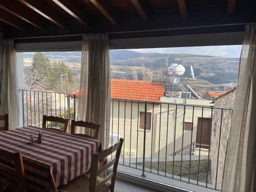 Balkón nebo terasa v ubytování Omodos Katoi Holiday Homes