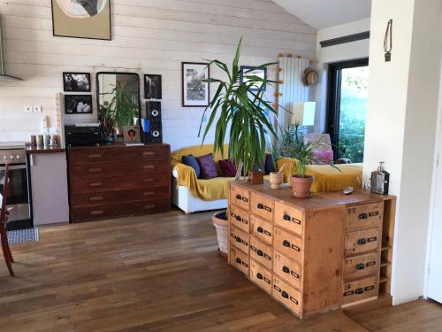 een woonkamer met een dressoir en een bank bij Le Bayanas in La Rochelle