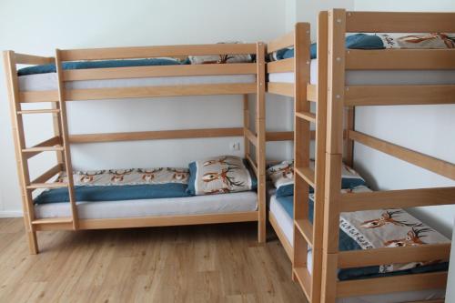เตียงสองชั้นในห้องที่ Gästehaus Hebalm, Family & Friends auf 900 m2 Wohnfläche erleben, Alleinnutzung möglich