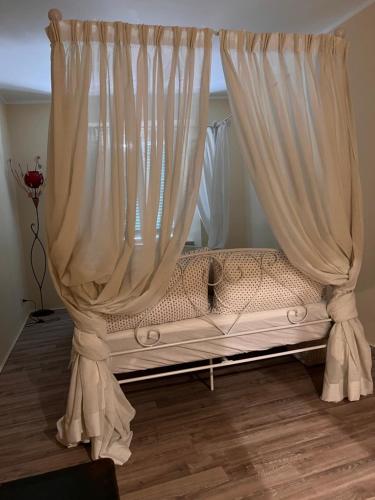 Ένα ή περισσότερα κρεβάτια σε δωμάτιο στο Sylvie nelle Pietre silenti antica dimora del 1300