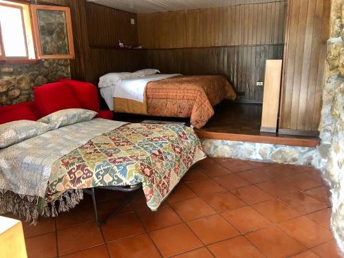 una camera d'albergo con due letti e un divano di affittacamere 7nani a Barrea