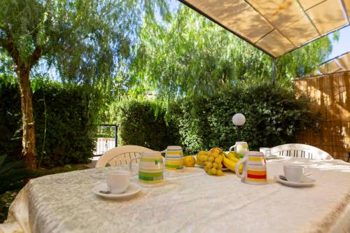 - une table avec un bouquet de fruits dans l'établissement Villetta Dependance San Vito, à San Vito Lo Capo