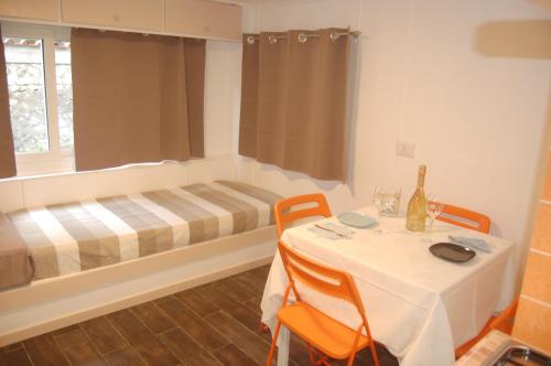 a small room with a table and a bed at Villaggio Residence Nettuno in Massa Lubrense
