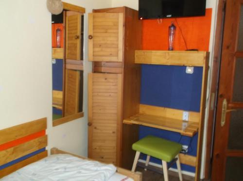 a room with a bed and a desk in a room at Vali Vendégház in Gyula