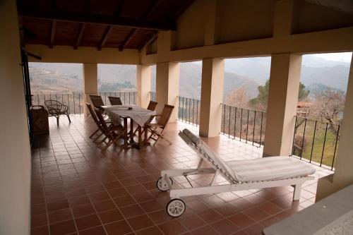 a screened in porch with a table and chairs at Agriturismo Tripala in Minucciano
