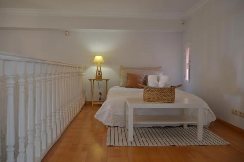 Dormitorio blanco con cama y mesa en Córdoba Cool Vailima 2, en Córdoba