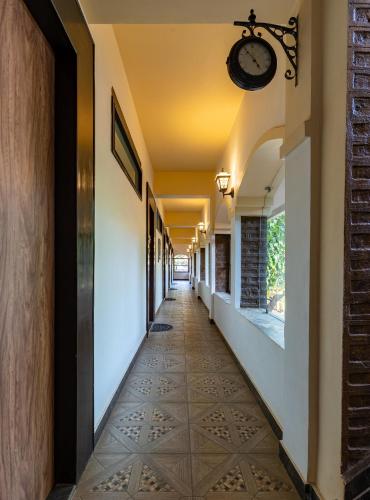 un pasillo de una casa con suelo de baldosa en Valley View Grand Resort, Panhala - Premium Resort Hotel in Panhala, en Panhāla