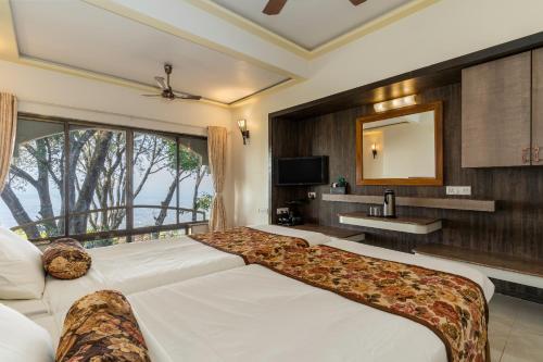 Кровать или кровати в номере Valley View Grand Resort, Panhala - Premium Resort Hotel in Panhala